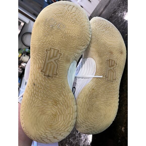 Nike Kyrie 3 Low Size 13 Mens Eclipse White Black CJ1286-100 Basketball Trainer - Picture 10 of 13